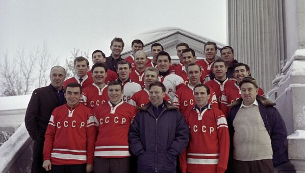 Сборная команда СССР по хоккею перед отъездом во Францию на X зимние Олимпийские Игры в Гренобле