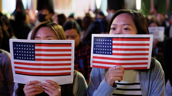 Китайские девушки держат флаги США