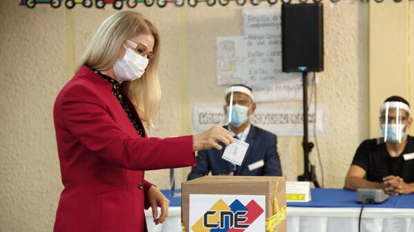 Первая леди Венесуэлы Силия Флорес во время голосования на выборах в Нацассамблею республики