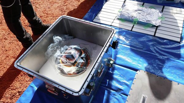 Капсула с грунтом, собранным космическим зондом Хаябуса-2 на астероиде Рюгу в Австралии