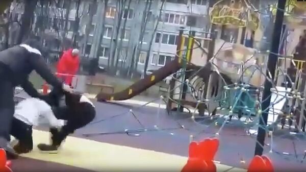 Кадр видео драки на детской площадке в Санкт-Петербурге