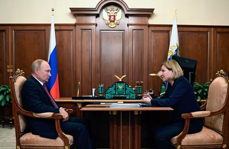 Президент России Владимир Путин и министр культуры Ольга Любимова во время встречи