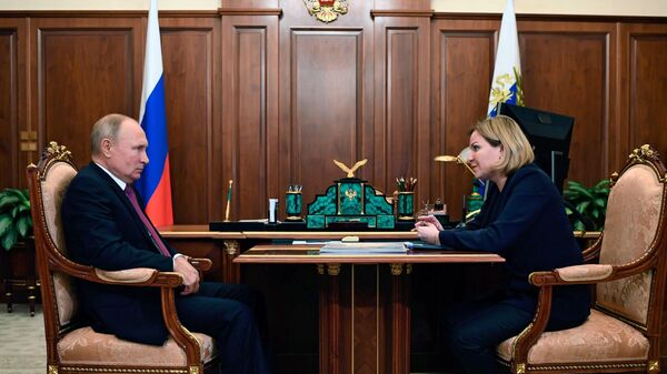 Президент РФ Владимир Путин и министр культуры РФ Ольга Любимова во время встречи