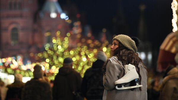 Девушка с фигурными коньками у катка на Красной площади