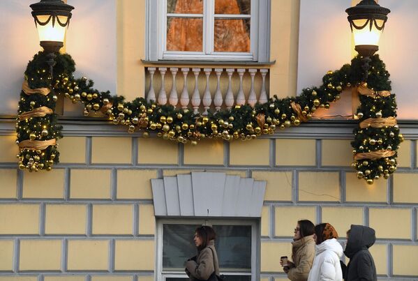 Новогодние украшения на фасаде дома на Тверском бульваре в Москве