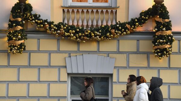 Новогодние украшения на фасаде дома на Тверском бульваре в Москве