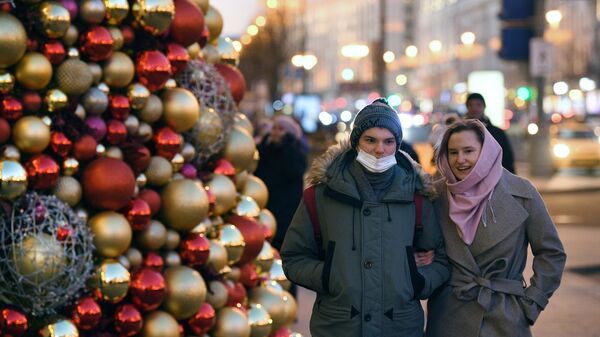 Прохожие возле новогодней ёлки у мэрии Москвы на Тверской улице в Москве
