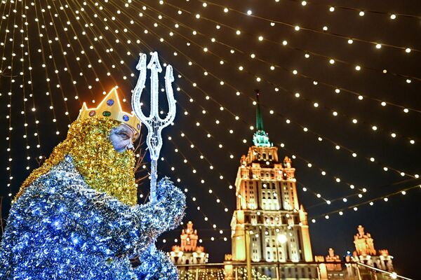 Новогодняя иллюминация на набережной Тараса Шевченко в Москве