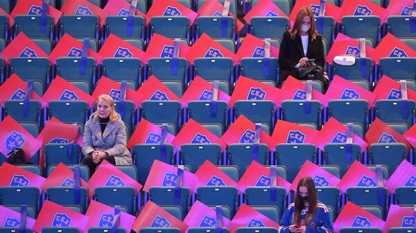 Зрители на трибуне перед началом матча регулярного чемпионата Континентальной хоккейной лиги между ХК СКА (Санкт-Петербург) и ХК Трактор (Челябинск).
