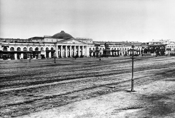 Торговые ряды на Красной площади между Никольской и Ильинкой в 1884 году. Репродукция 1961 года Е.Леонова