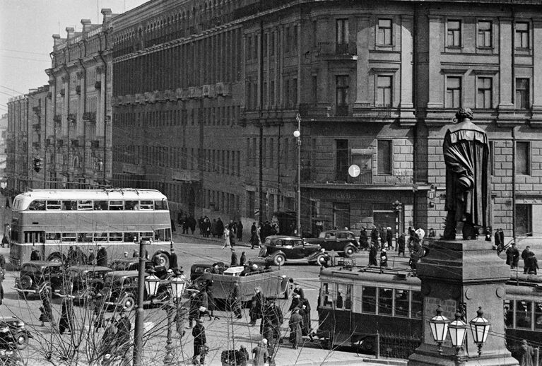 Памятник русскому поэту А.С.Пушкину на Тверском бульваре. Москва, 1939 год.