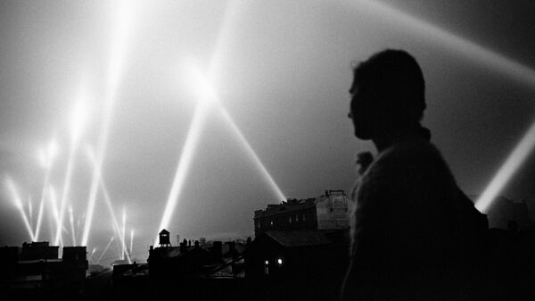 Лучи прожекторов войск ПВО освещают небо Москвы. Москва, июнь 1941 год