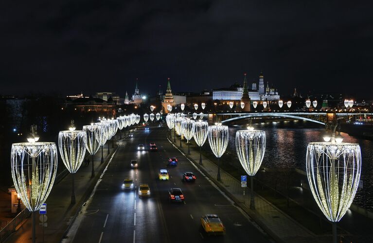 Пречистенская набережная в Москве вечером