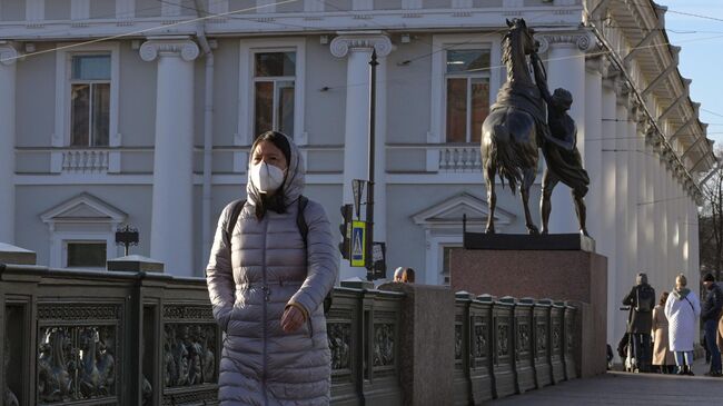 Девушка в маске на Невском проспекте в Санкт-Петербурге