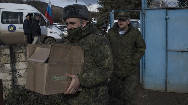 Врачи выездной бригады медицинского отряда Минобороны РФ готовятся к приему пациентов в селе Айгестан Аскеранского района Нагорного Карабаха