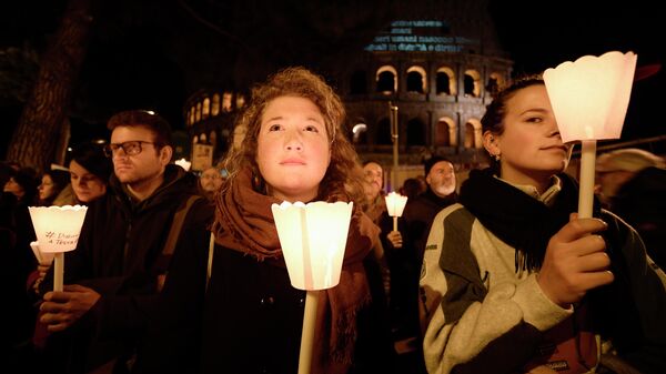 Люди принимают участие в акции в Международный день прав человека в Риме. 10 декабря 2018