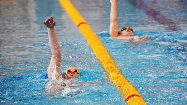 Спортсмены занимаются плаванием
