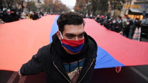 Участники митинга оппозиции с требованием отставки премьер-министра Армении Никола Пашиняна на площади Свободы в Ереване