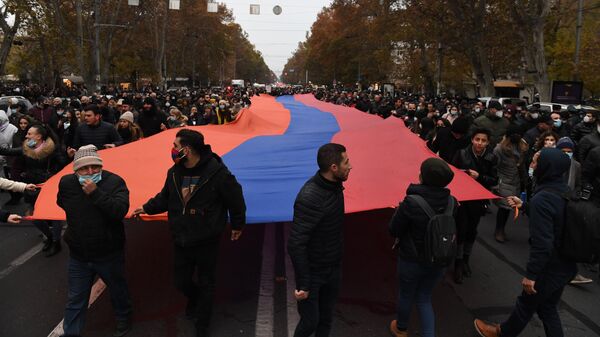 Участники митинга оппозиции с требованием отставки премьер-министра Армении Никола Пашиняна в Ереване