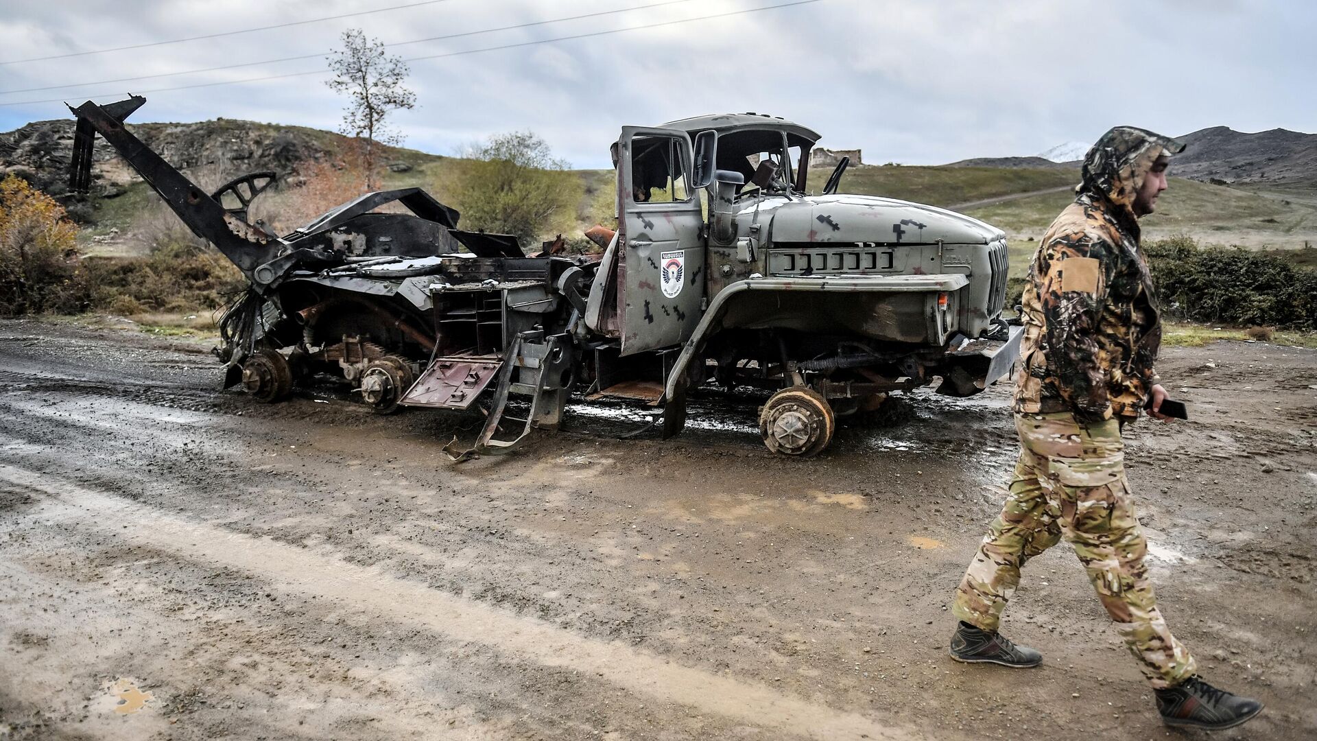 Сгоревший армянский военный автомобиль на окраине Джабраила - РИА Новости, 1920, 09.12.2020