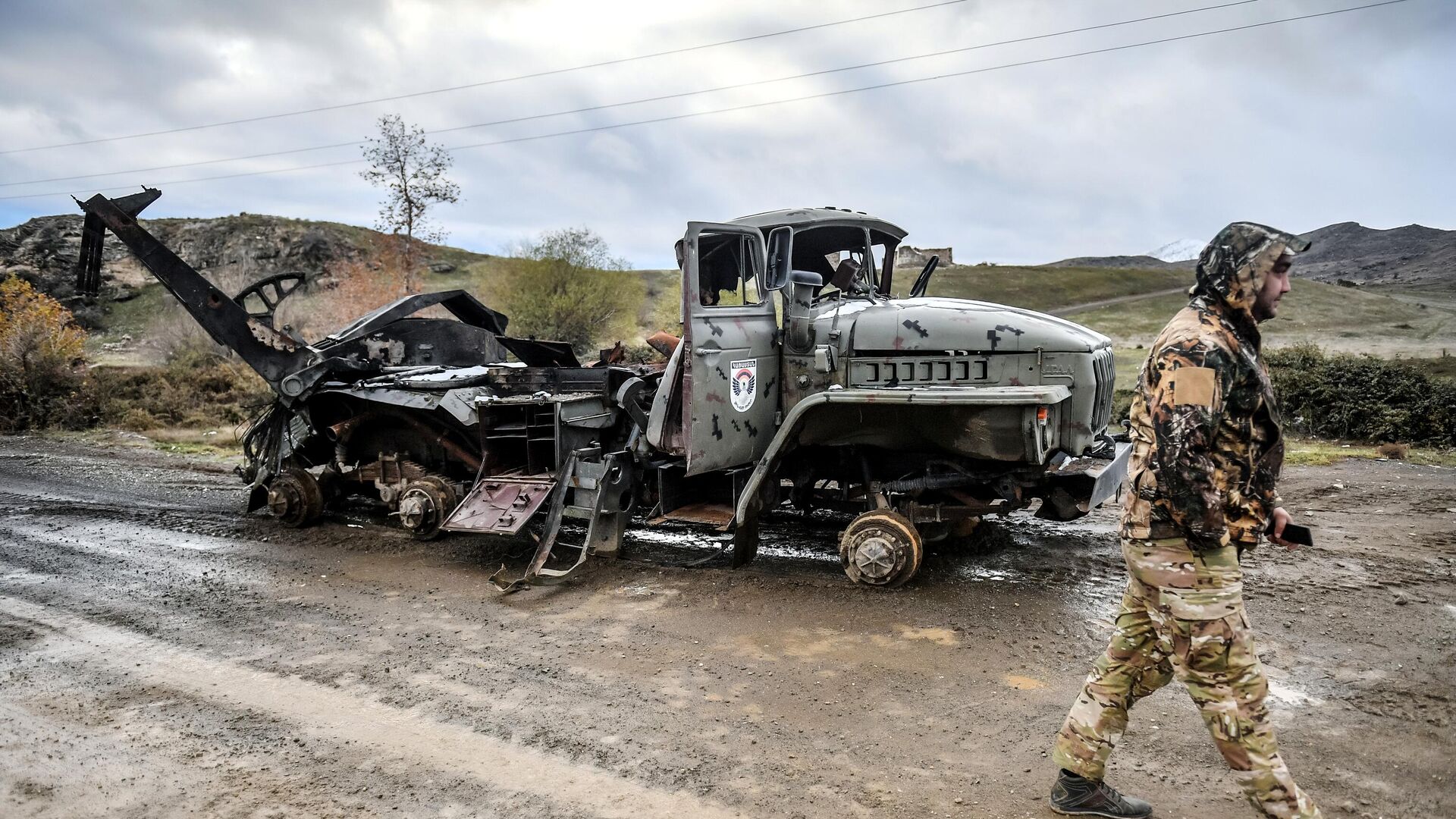 Сгоревший армянский военный автомобиль на окраине Джабраила - РИА Новости, 1920, 09.12.2020