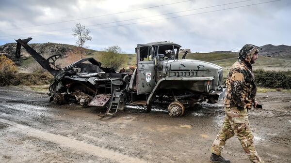 Сгоревший армянский военный автомобиль на окраине Джабраила