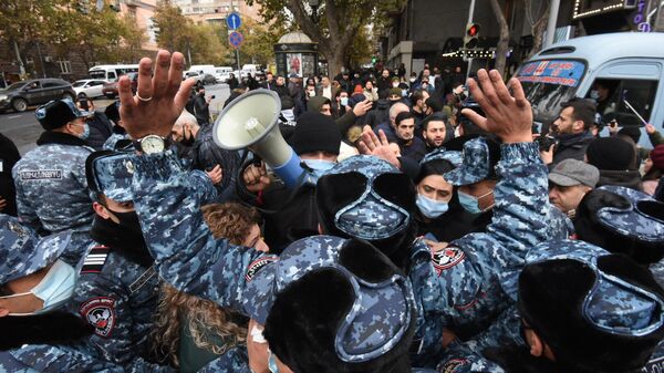 Сотрудники правоохранительных органов и участники акции протеста против действующего правительства в Ереване