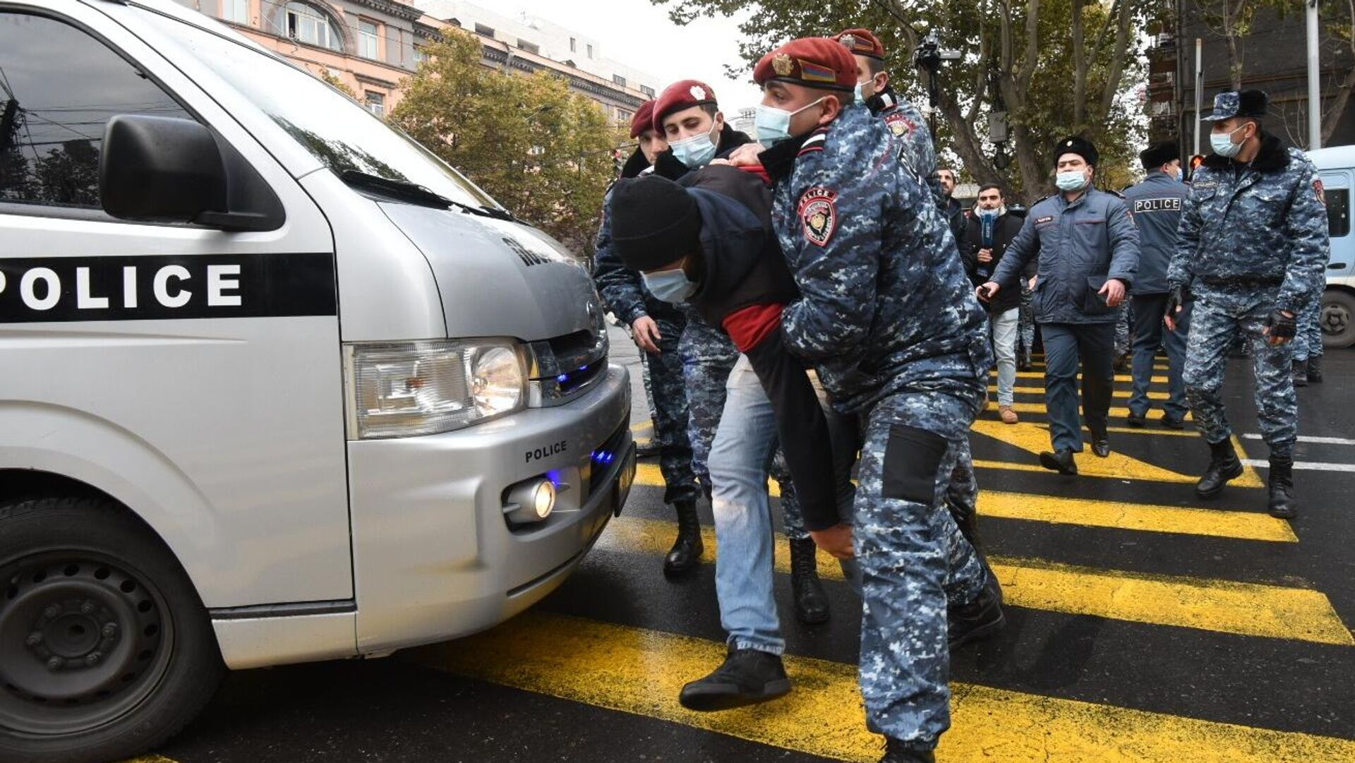 Сотрудники правоохранительных органов задерживают участника акции протеста против действующего правительства в Ереване - РИА Новости, 1920, 30.04.2022