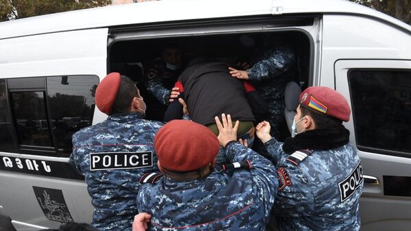 Сотрудники правоохранительных органов задерживают участника акции протеста