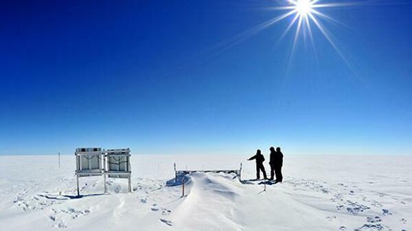 Сейсмическая станция на ледниковом щите Гренландии, установленная авторами исследования