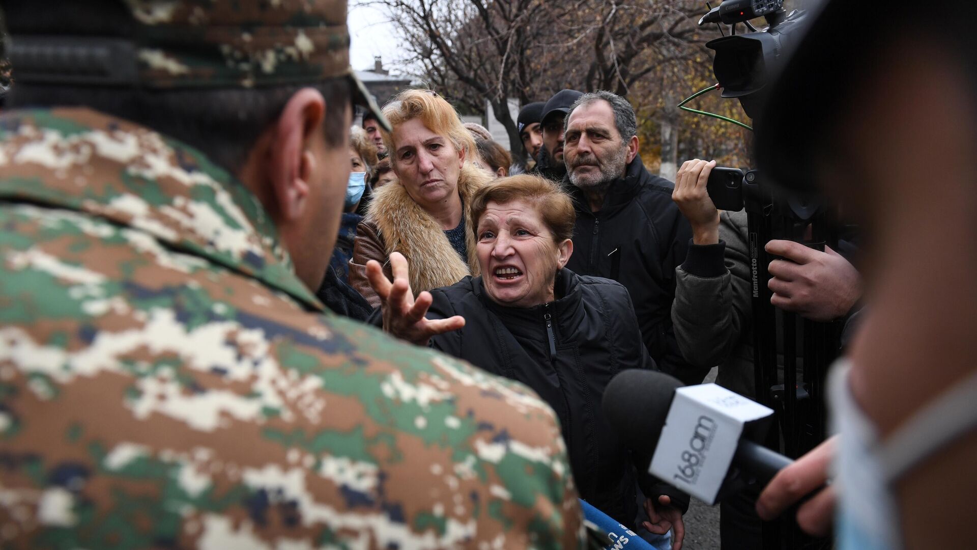 Родственники пропавших без вести военнослужащих, во время акции протеста перед воинской частью в Эчмиадзине - РИА Новости, 1920, 01.12.2020