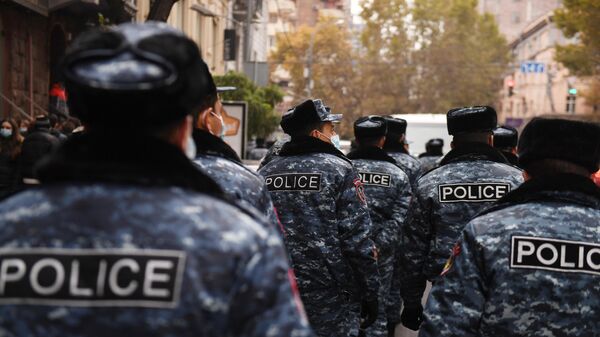 Сотрудники правоохранительных органов во время акций протеста против действующего правительства в Ереване