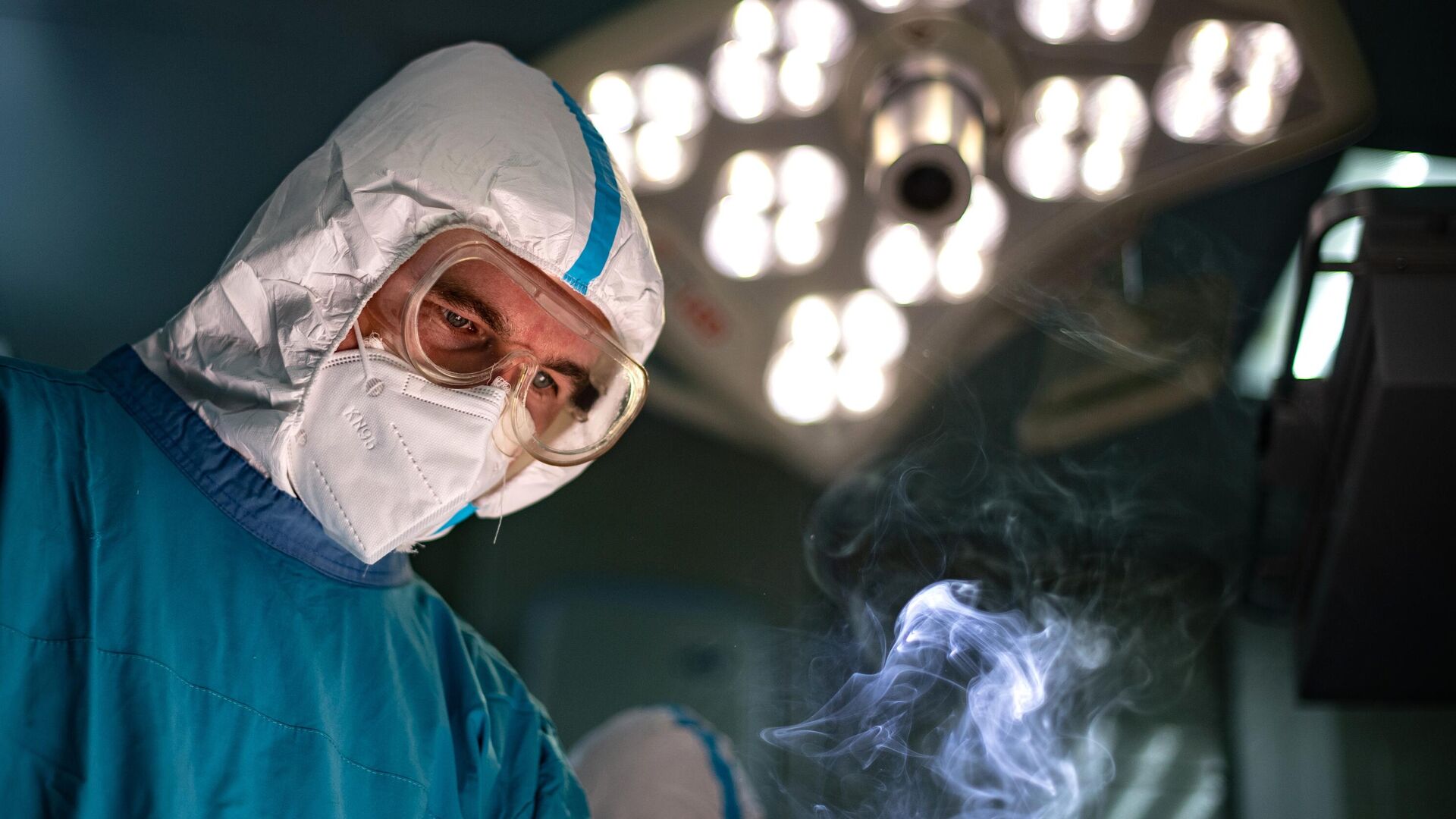 Хирург во время операции в операционном блоке городской клинической больнице №15 имени О. М. Филатова в Москве - РИА Новости, 1920, 12.01.2022