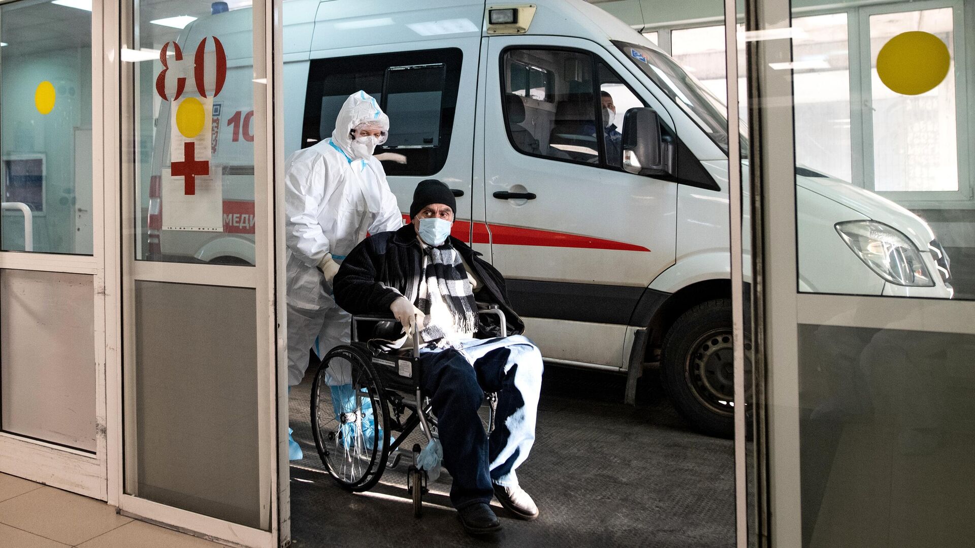 Сотрудник скорой медицинской помощи доставляет пациента в приемное отделение - РИА Новости, 1920, 12.01.2021