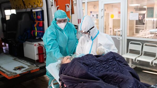 Сотрудники скорой медицинской помощи доставили пациента к приемному отделению клинической больнице №15 имени О. М. Филатова в Москве
