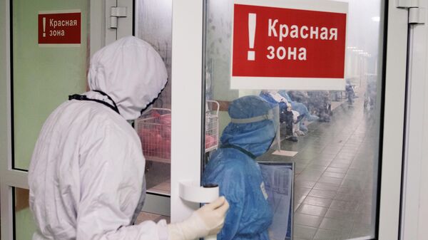 Медики входят в красную зону городской клинической больницы № 15 имени О. М. Филатова в Москве