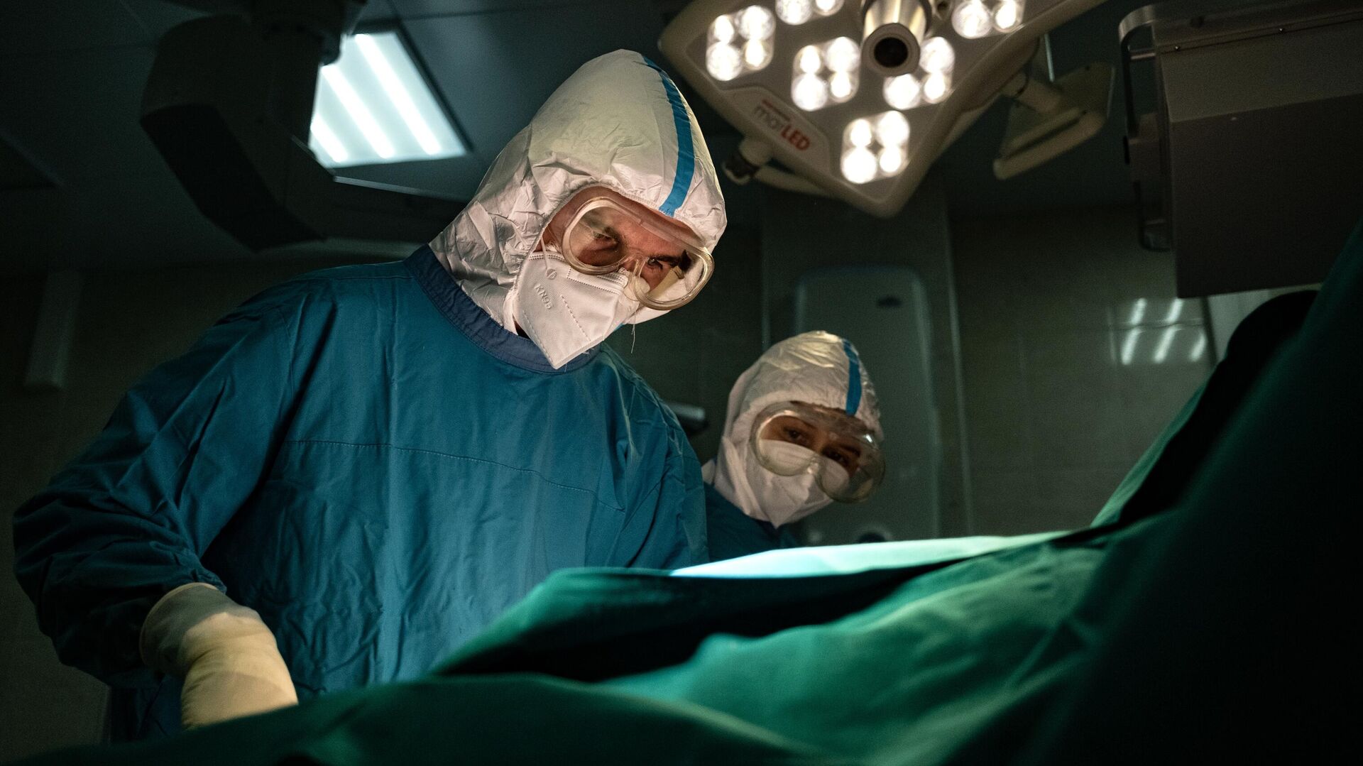 Хирург во время операции в операционном блоке городской клинической больнице №15 имени О. М. Филатова в Москве - РИА Новости, 1920, 27.05.2022