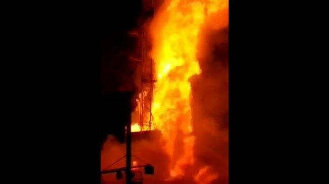Газовый фонтан буровой скважины горит в Оренбургской области 
