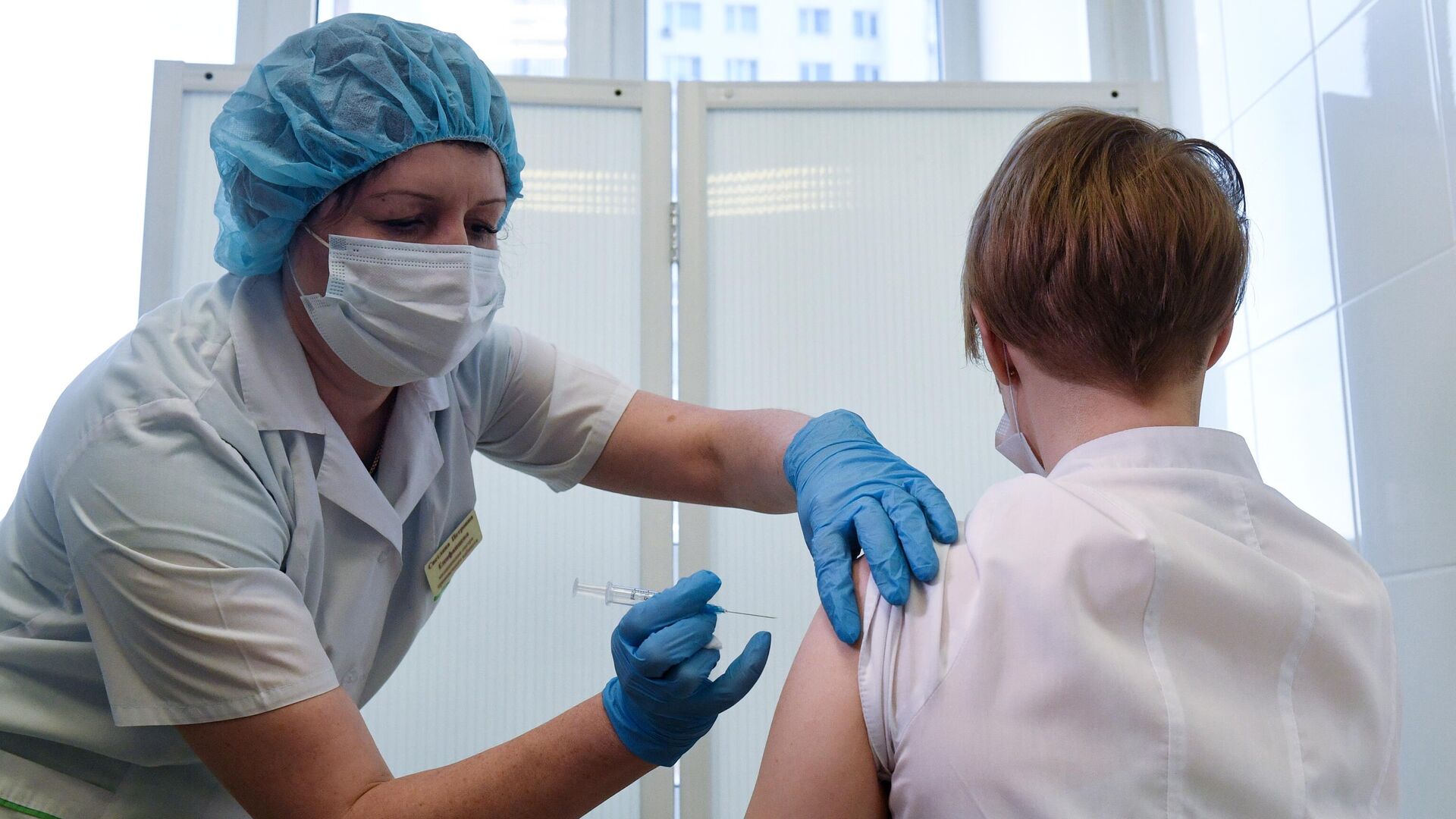 Медицинская сестра собирается ввести вакцину Гам-КОВИД-Вак медработнику в прививочном кабинете городской клинической поликлиники №2 в Новосибирске - РИА Новости, 1920, 15.02.2021