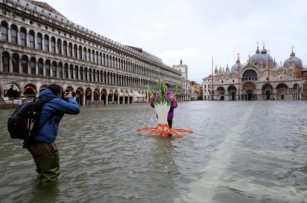 Фотосессия на затопленной площади Святого Марка в Венеции