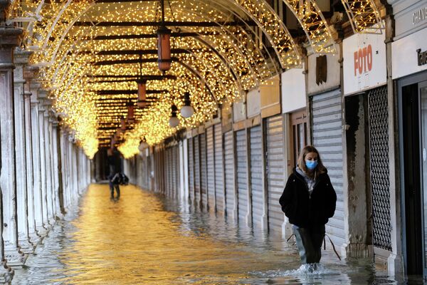 Девушка на затопленной площади Святого Марка в Венеции