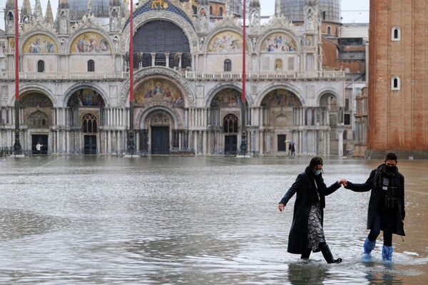 Пара на затопленной площади Святого Марка в Венеции