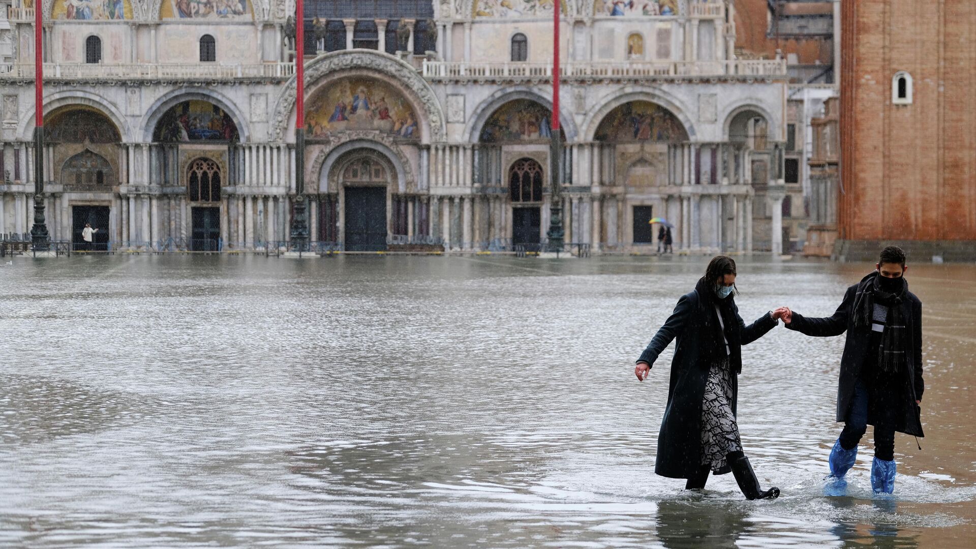 Пара на затопленной площади Святого Марка в Венеции - РИА Новости, 1920, 09.12.2020