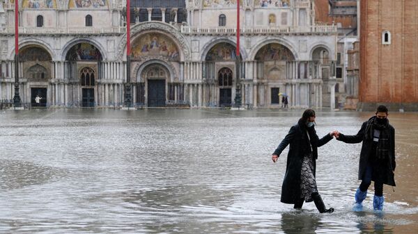 Пара на затопленной площади Святого Марка в Венеции