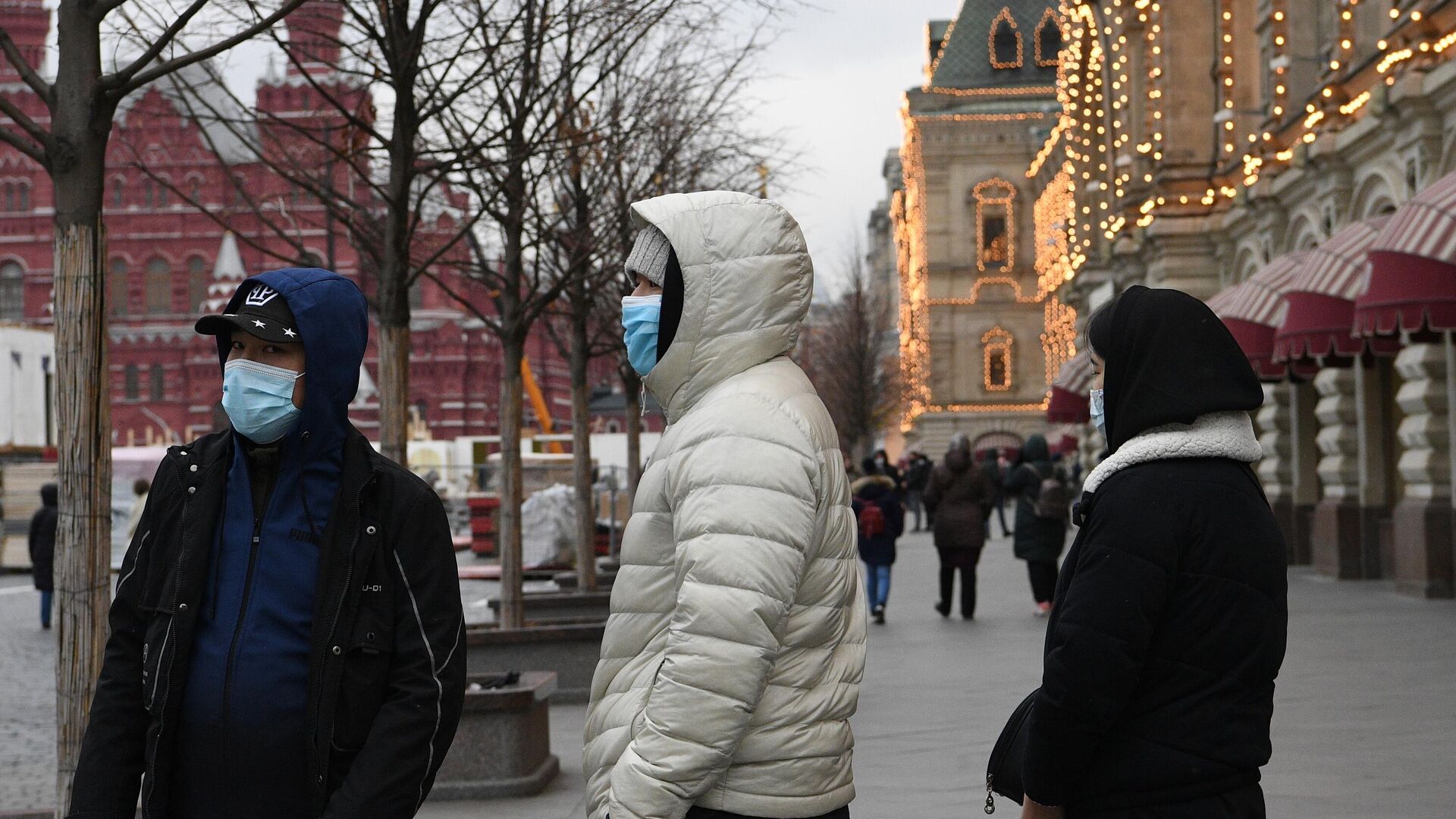 Молодые люди в защитных масках на Красной площади в Москве - РИА Новости, 1920, 13.12.2020