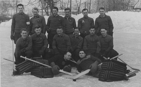 Хоккейная команда ЦДКА в 1940-х годах.