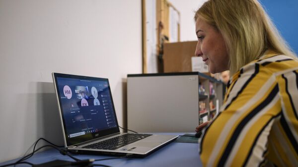 Женщина смотрит урок на экране ноутбука