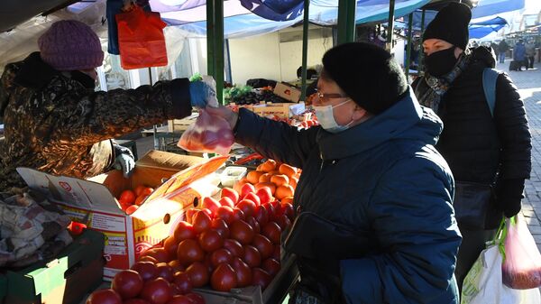 Продажа помидоров на Преображенском рынке в Москве