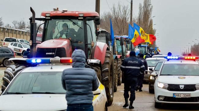 Сельхозтехника у въезда в Кишинев