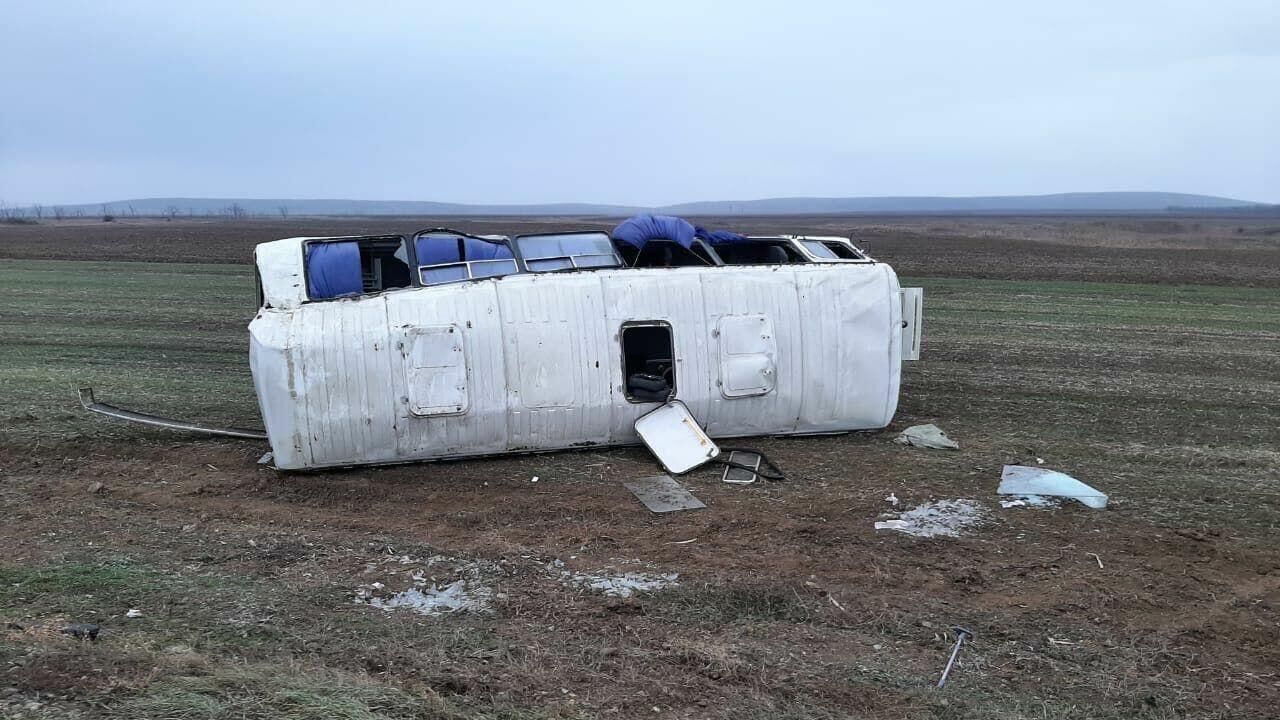 В Темрюкском районе Краснодарского края утром 9 декабря перевернулся вахтовый автобус - РИА Новости, 1920, 09.12.2020